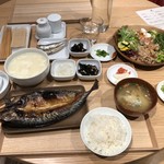 MUJI Diner - 焼き魚定食、湯豆腐セット、サラダバー