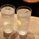 餃子とスパークリング バブルス - レモンサワー