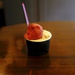 ジェラテリア アクオリーナ - トルタ モカ　ノッチョーラ　イチゴ&ランブルスコの３種盛り（670円）税込