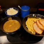 つけ麺無心 - 豚骨つけ麺(並)¥880 + 炙りチャーシュートッピング¥250 + ライス中¥160