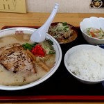 ラーメンあやど - 【2019.4.7(日)】とんこつ厚切りチャーシューメン(並盛・150g)830円＋もつ煮セット450円