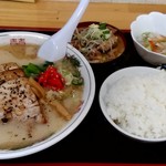 ラーメンあやど - 【2019.4.7(日)】とんこつ厚切りチャーシューメン(並盛・150g)830円＋もつ煮セット450円