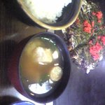 つくし - ランチセット150円。ご飯、味噌汁、漬物付き。さらにサラダとデザート付き。