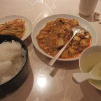 四川料理 龍の子 - ランチセットの「麻婆豆腐（豆腐と挽肉の辛子煮込み）」（945円）です
