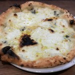 Pizzeria Yuiciro＆A - クアトロフォルマッジ　１４００円