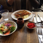 さふらん - 2019年4月。カツカレーセットにはサラダとコーヒー付き。