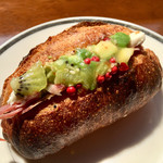 Pane Ho Maretta - キウイフルーツ×アボカド×ビーフパストラミのサンド〜スイートチリソース〜 ¥350+税