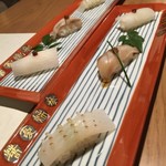対馬のどぐろとイカ活き造り 博多 魚蔵 - 先付　百薬にぎり　500円
      
