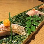 対馬のどぐろとイカ活き造り 博多 魚蔵 - 
      ★のど黒握り3種のお味¥1590 
      