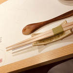 御料理 うえの - 真ん中に置くタイプの箸置き☆彡「箸先が触れないから清潔でしょ？」と嬉しそうな大将にほっこり。