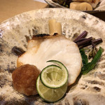 御料理 うえの - 今宵のヒットは、こちら和歌山のクエ。旨味がしっかりとのった塩焼き。日本酒が進みます♡