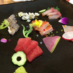 shikiya - 向付 お造り五種盛り合わせ
                        生本鮪、間八、シマアジ、太刀魚炙り、広島サーモン