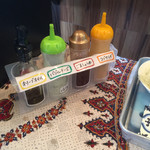 ペルシャ料理 & ハーブティー ナスタラン - 内観。ドレッシング４種