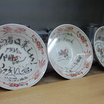 ラーメン・餃子 大勝 - 出た･・伝説のドンブリサインｗｗ この丼にｻｲﾝするという発想は大勝発祥