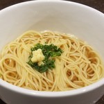 出し汁パスタ　鶏チャーシューのせ