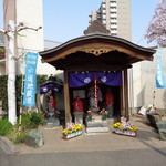 ラーメン そら - 交差点のお地蔵さま