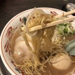 風来軒 - 麺は中細のほぼストレートな麺。博多のよりも太め設定。柔らかめです！