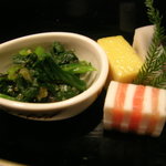 伊古奈 - 先付　：　法蓮草と数の子の和え物、サーモンとチーズのサンド、小豆蒲鉾、