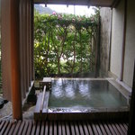 伊古奈 - 内湯から露天風呂を見る