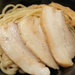 麺屋   亀城 - チャーシューがドーンっと！