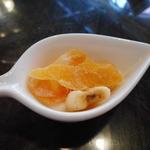 悟空茶荘 - お茶に付いてくるお菓子（ドライオレンジ、ドライマンゴー、ジャイアントコーン）