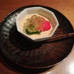 神楽坂 石かわ - 苺、抹茶のソルベ、ブランデーのジュレ、小豆、砂糖を煮詰めたカラメルソース