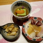 Mokugyo an - お通し(筍の木の芽味噌、独活とホタルイカ鯛白子酢味噌合え、ピース豆腐生ウニ乗せ)