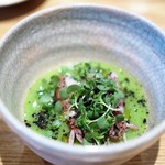 やまぐち - 新玉ねぎのブランマンジェ　うすい豆の冷製スープ仕立て　ほたるいか　大徳寺納豆のクランブル