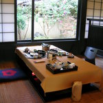 伊古奈 - 食事処食卓