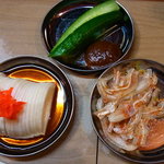 もつ焼き じんちゃん - 売切れの某日はこの3点のみ（’11/11）