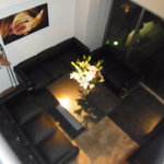 エクアトゥール - ウェイティングは贅沢なリビングのソファ