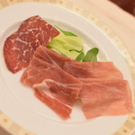 土日祝日ディナー（８，７００円＋サービス料１０％）の『ドライビーフとポークのハムの盛り合わせ・マーシュのサラダ』２０１９年３月