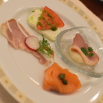 インペリアルバイキング サール - 土日祝日ディナー（８，７００円＋サービス料１０％）の『スモーク鴨とセロリラヴグレープフルーツソース・スモークサーモン・スモークチキンのカリフラワーソース・カプレーゼ』２０１９年３月