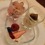 インペリアルバイキング サール - 土日祝日ディナー（８，７００円＋サービス料１０％）の『マロンクリーム・チェリーゼリー・メレンゲ、ドゥーブルクリーム、ベリー添え』２０１９年３月