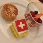 インペリアルバイキング サール - 土日祝日ディナー（８，７００円＋サービス料１０％）の『シナモンクリームパイ・キャロットケーキ・メレンゲ、ドゥーブルクリーム、ベリー添え』２０１９年３月