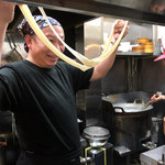 山西亭 - ビャンビャン麺を作る様子