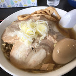 自家製太麺 渡辺 - らー麺大680えん 煮豚220えん 味玉100えん