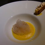 エクアトゥール - 美食へのいざない／砂糖を一切使わない人参のスープ、カカオの香り、白身魚と小海老の焼きサンドウィッチ、トリュフ添え