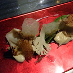 エクアトゥール - 熟成ムルソーためのアントレ／豚の３種の部位を使った島根産白烏賊のポアレ、万願寺唐辛子とカレー風味のカリフラワーピュレ、蛤のチップ