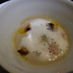 エクアトゥール - フォアグラ／スモークした牡蠣とフォアグラ、ジロール茸のソテー、マッシュルームスープ仕立て