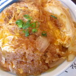 大村庵 - たぬき丼は、天かす・玉葱・蒲鉾を玉子でとじてあります