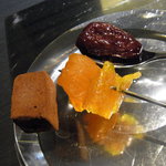 エクアトゥール - シェフからの小さな贈り物／イチジクの赤ワイン煮、オレンジの皮のコンフィ