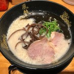 博多風龍 - 黒マー油とんこつラーメン（700円）2019年4月現在