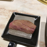 完全個室 牛の達人 private 新宿本店 - 岩塩に4、5回擦り付けてから食べて下さいとのこと