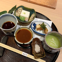 日本焼肉はせ川 表参道店 - 春きゃべつ 馬鈴薯揚げ
                    養老羹 そら豆 花弁百合根
                    海老真丈挟み揚げ たらの芽赤土揚げ