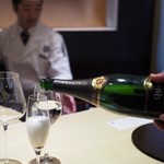 個室割烹 寿司北大路 - 乾杯は桜の花びらを浮かべたスパークリング