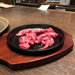 NEO大衆酒場 オモイダマ - その場で炙りユッケ