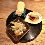 酒井商会 - 酒肴三点盛り：あおりいかと山あさつきのぬた 煮蛸と根セロリ いちじくマスカルポーネ 自家製の塩クッキー添え