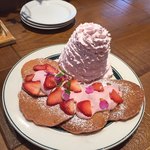 エッグスンシングス - 苺と桜ホイップのパンケーキ 1,480円