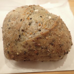 Bekariandokafesanichiichimaru - 五穀パン　穀粒も残ってて噛むだけ穀物の味わいが口に広がっていくミャ。